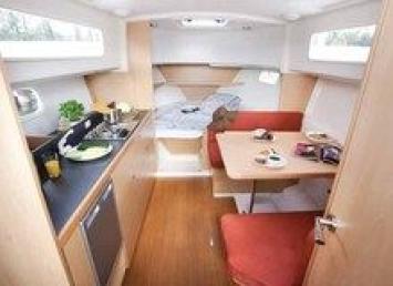 Yachtcharter  	Delphia Escape MC (2Cab/1WC) Salon