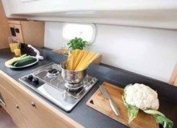 Yachtcharter  	Delphia Escape MC (2Cab/1WC) Pantry