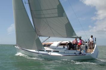 Yachtcharter Dufour 40e (3Cab/2WC) Seitenansicht