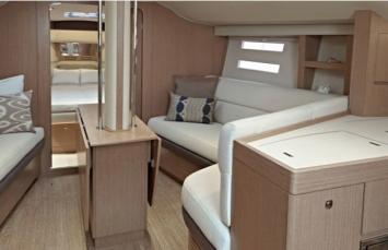 Yachtcharter Azuree 40_3Cab salon