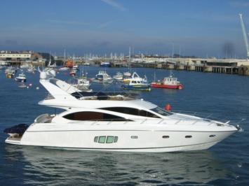 Yachtcharter Sunseeker Manhattan 70 Seitenansicht