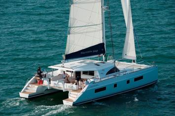 Yachtcharter Nautitech 542 (4+1Cab/4WC) Heck/Seite