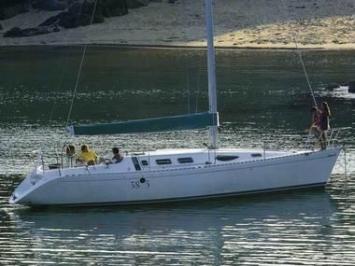 Yachtcharter First 38s5 (3Cab/1WC) Seitenansicht