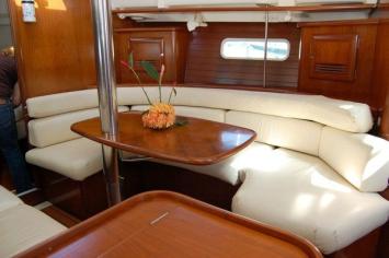 Yachtcharter Oceanis 362 2cab salon