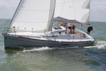 Yachtcharter First 21.7 S Seitenansicht