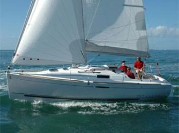 Yachtcharter First 25.7 (1Cab/1WC) Seitenansicht