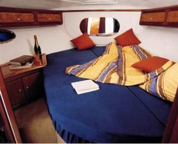 Yachtcharter Bavaria 330 2cab cabin