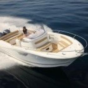 Yachtcharter Cap Camarat 8.5 CC Seite Bug