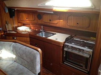 Yachtcharter Bavaria 340 lagoon 2cab kitchen