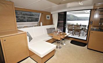 Yachtcharter Cumberland 47 LC  Salon