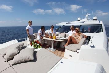Yachtcharter Sunseeker Predator 84  Deck