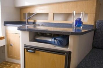 Yachtcharter Moraga 790 Pantry