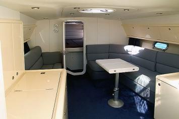Yachtcharter Sunseeker 45 Apache (2Cab/1WC) Salon