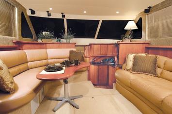 Yachtcharter Silverton 36 Convertible (2Cab/1WC) Salon