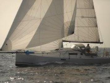 Yachtcharter Pogo 10.50 (2Cab) Seitenansicht