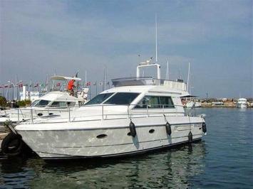 Yachtcharter Ferretti 36 (2Cab/2WC) Bug Seite