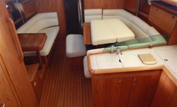 Yachtcharter Sun Odyssey 43 Legend Salon