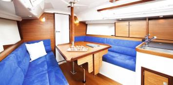 Yachtcharter Winner 9.00 (2Cab/1WC) Salon