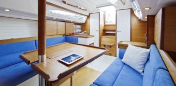 Yachtcharter Winner 9.00 (2Cab/1WC) Salon