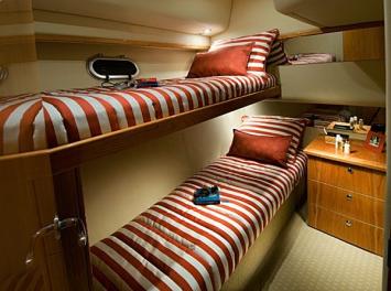 Yachtcharter Riviera 38 Open (2Cab/1WC) Kabine
