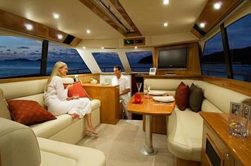 Yachtcharter Riviera 38 Open (2Cab/1WC) Salon