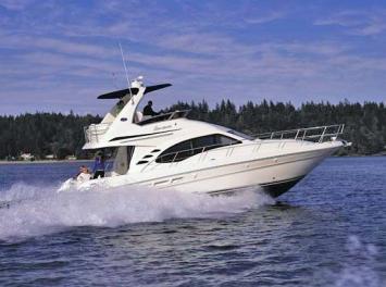 Yachtcharter Sea Ray 44 Sedan Bridge Seitenansicht