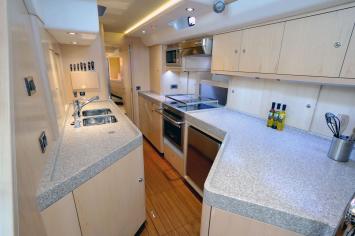 Yachtcharter Oyster 625 (4Cab/3WC) Pantry