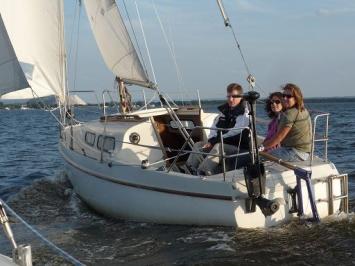 Yachtcharter Neptun 22 (2Cab/1WC) Heck Seite