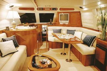 Yachtcharter Riviera 42 Fly Salon