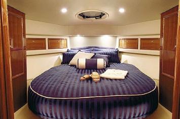 Yachtcharter Riviera 42 Fly Kabine