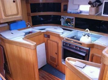 Yachtcharter Feeling 446 (4Cab/2WC) Pantry