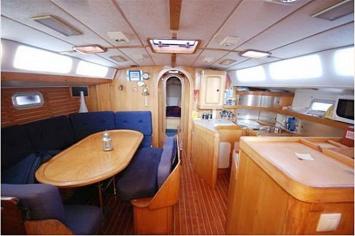 Yachtcharter Feeling 446 (4Cab/2WC) Salon