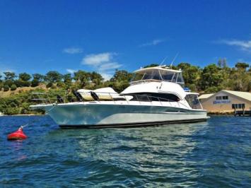 Yachtcharter Riviera 51 Open Flybridge Seitenansicht