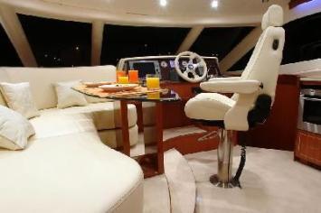 Yachtcharter Galeon 530 Fly  Cockpit