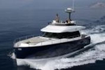 Yachtcharter Azimut Magellano 43 Flybridge Seitenansicht