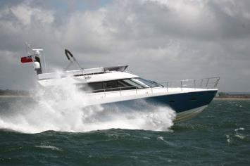 Yachtcharter Sealine F 48 Seitenansicht