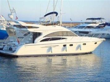 Yachtcharter princess 42 fly Seitenansicht