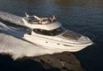 Yachtcharter Prestige 400 Fly Seitenansicht