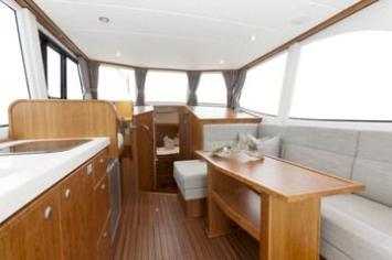 Yachtcharter Jetten 30 Sedan salon