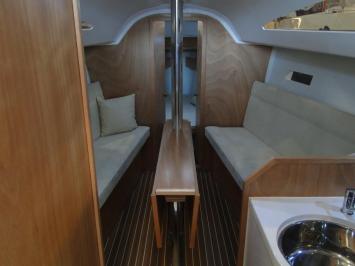 Yachtcharter Viko 30 (2Cab/1WC) Salon