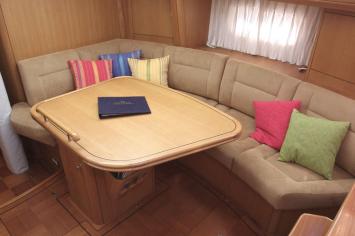 Yachtcharter Oyster 49 innen2