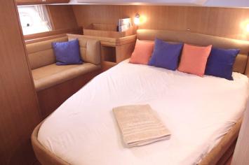 Yachtcharter Oyster 49 innen5