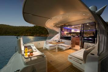 Yachtcharter Riviera 6000 Sport Yacht innen1