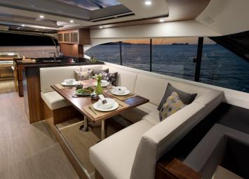Yachtcharter Riviera 6000 Sport Yacht innen2