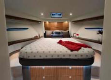Yachtcharter Riviera 6000 Sport Yacht innen7