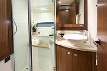 Yachtcharter Riviera 6000 Sport Yacht innen8