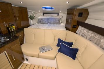 Yachtcharter Regal 32 Express innen3