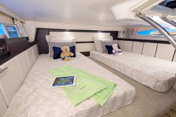 Yachtcharter Regal 32 Express innen2