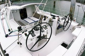 Yachtcharter working cockpit