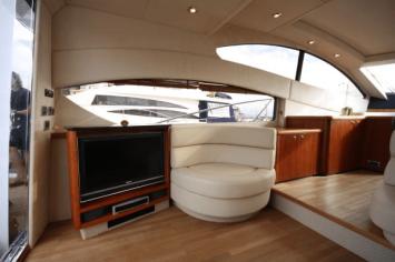Yachtcharter Sunseeker Predator 62 innen2